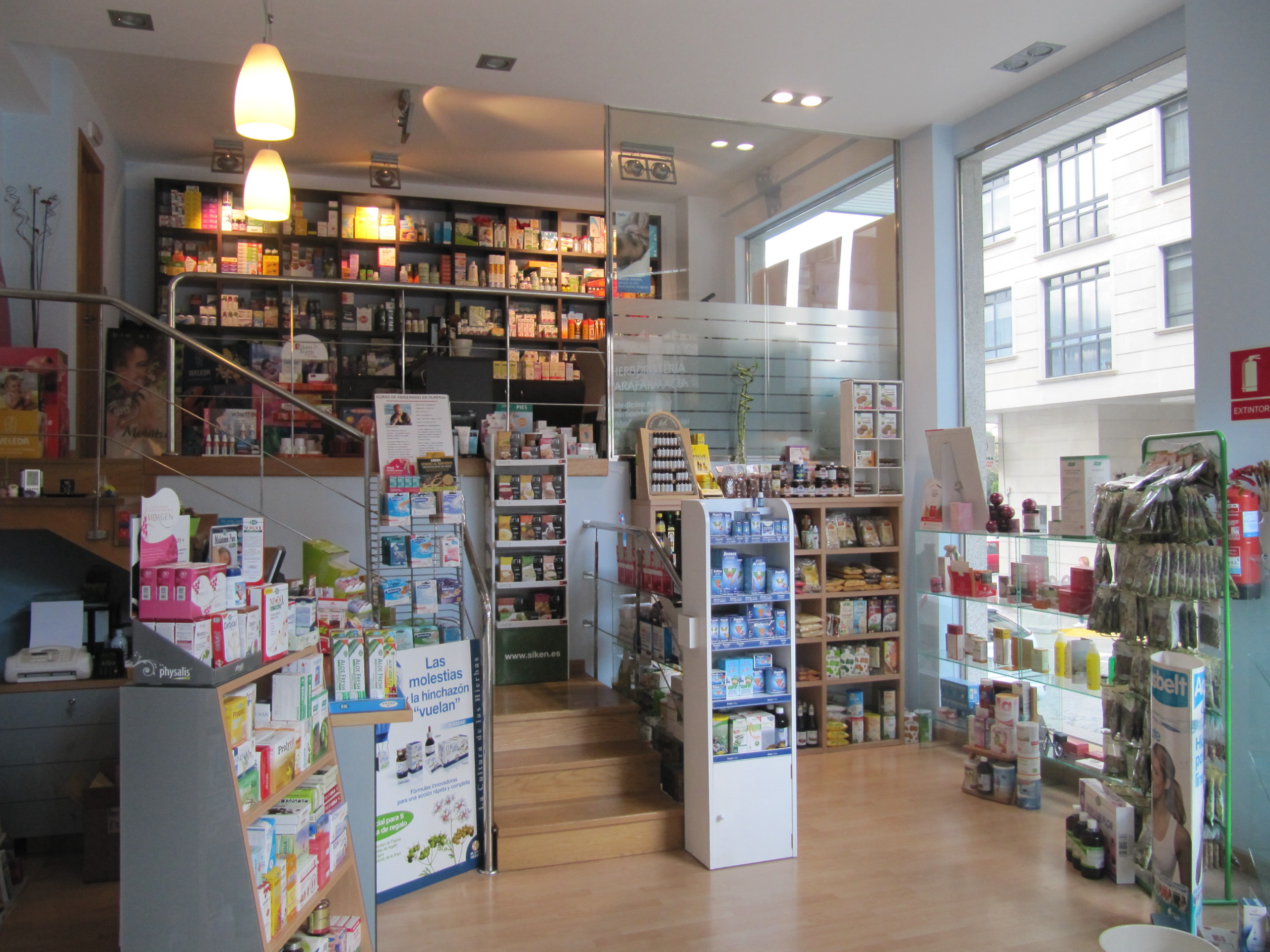 Interior de Adelfa Herboristería y Parafarmacia en Ourense, mostrando productos naturales y de cuidado personal.